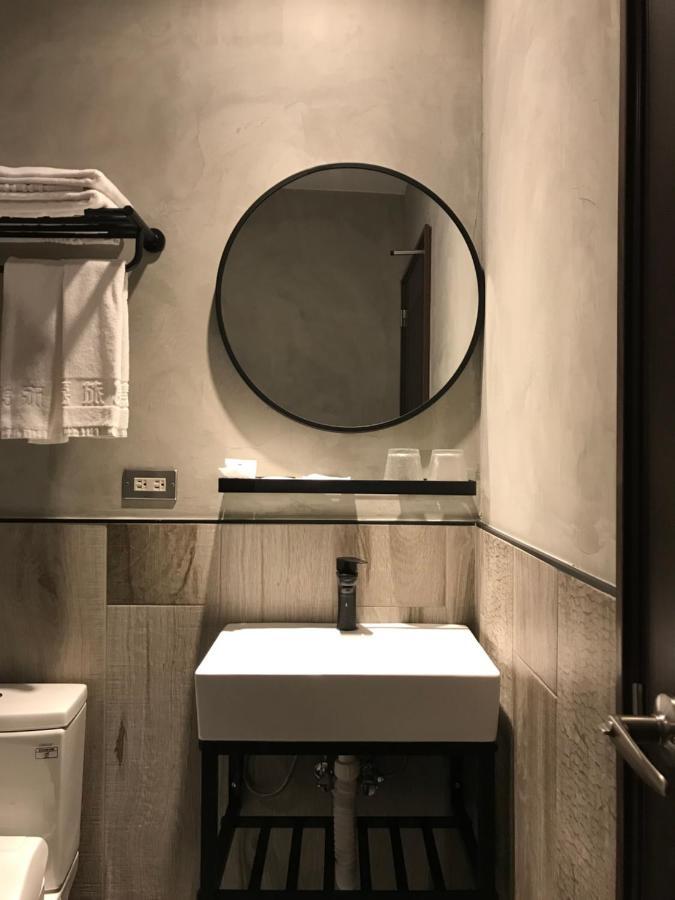 The Retro Tai-Pan Hotel Tainan Bagian luar foto