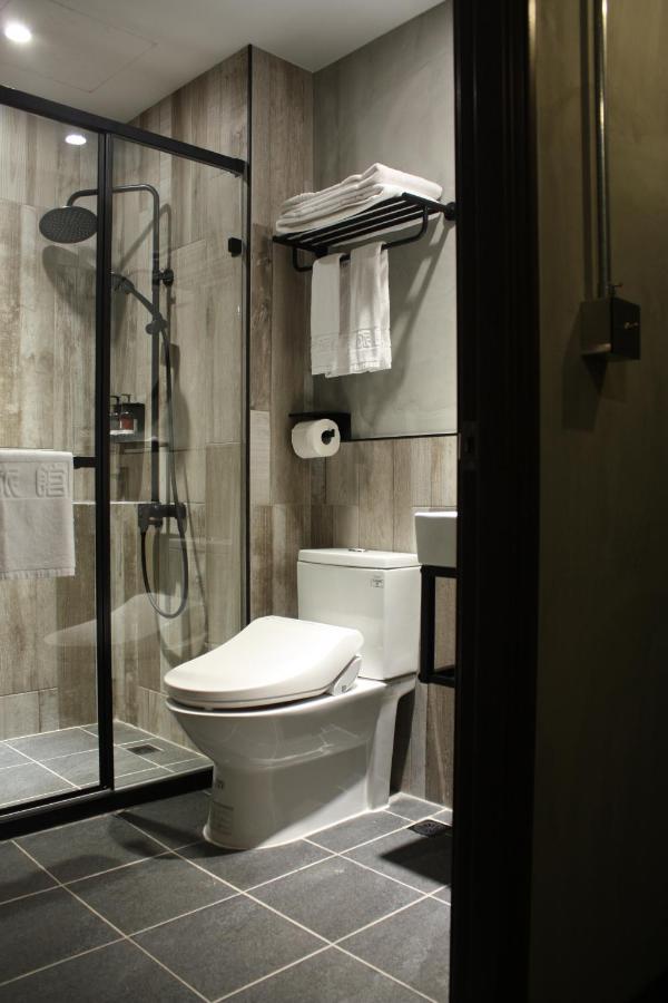 The Retro Tai-Pan Hotel Tainan Bagian luar foto