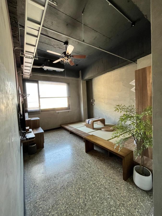 The Retro Tai-Pan Hotel Tainan Bagian luar foto