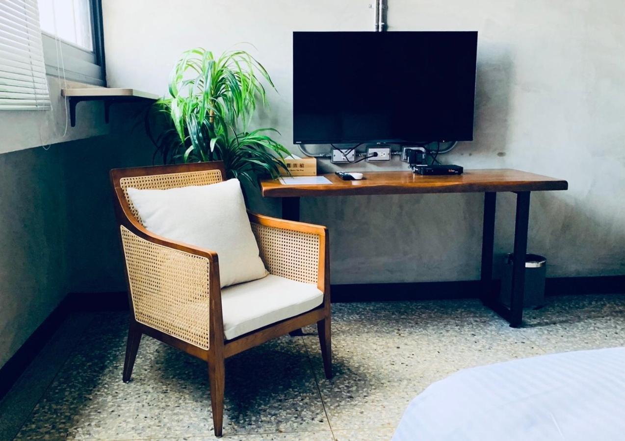 The Retro Tai-Pan Hotel Tainan Bagian luar foto