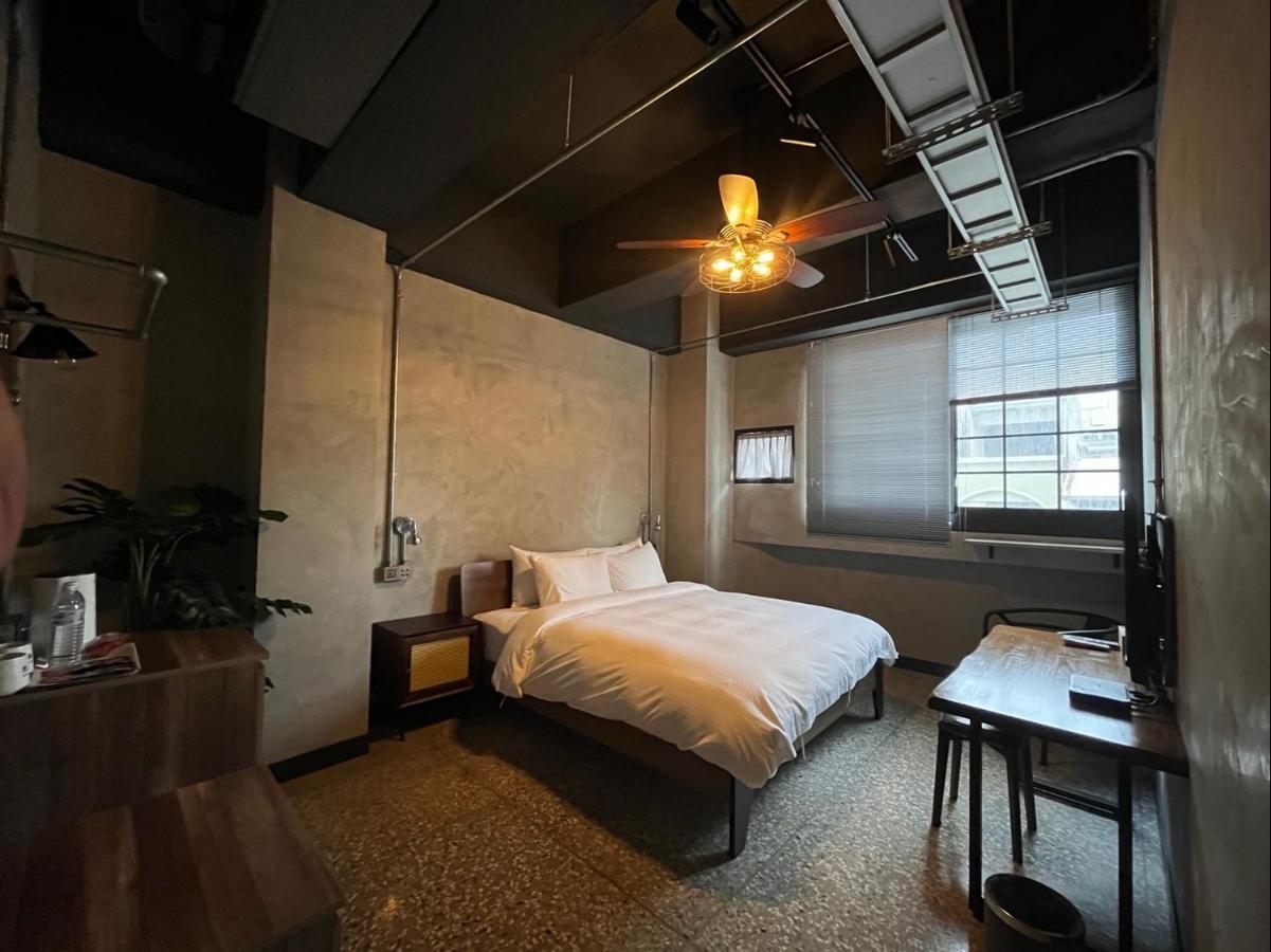 The Retro Tai-Pan Hotel Tainan Bagian luar foto