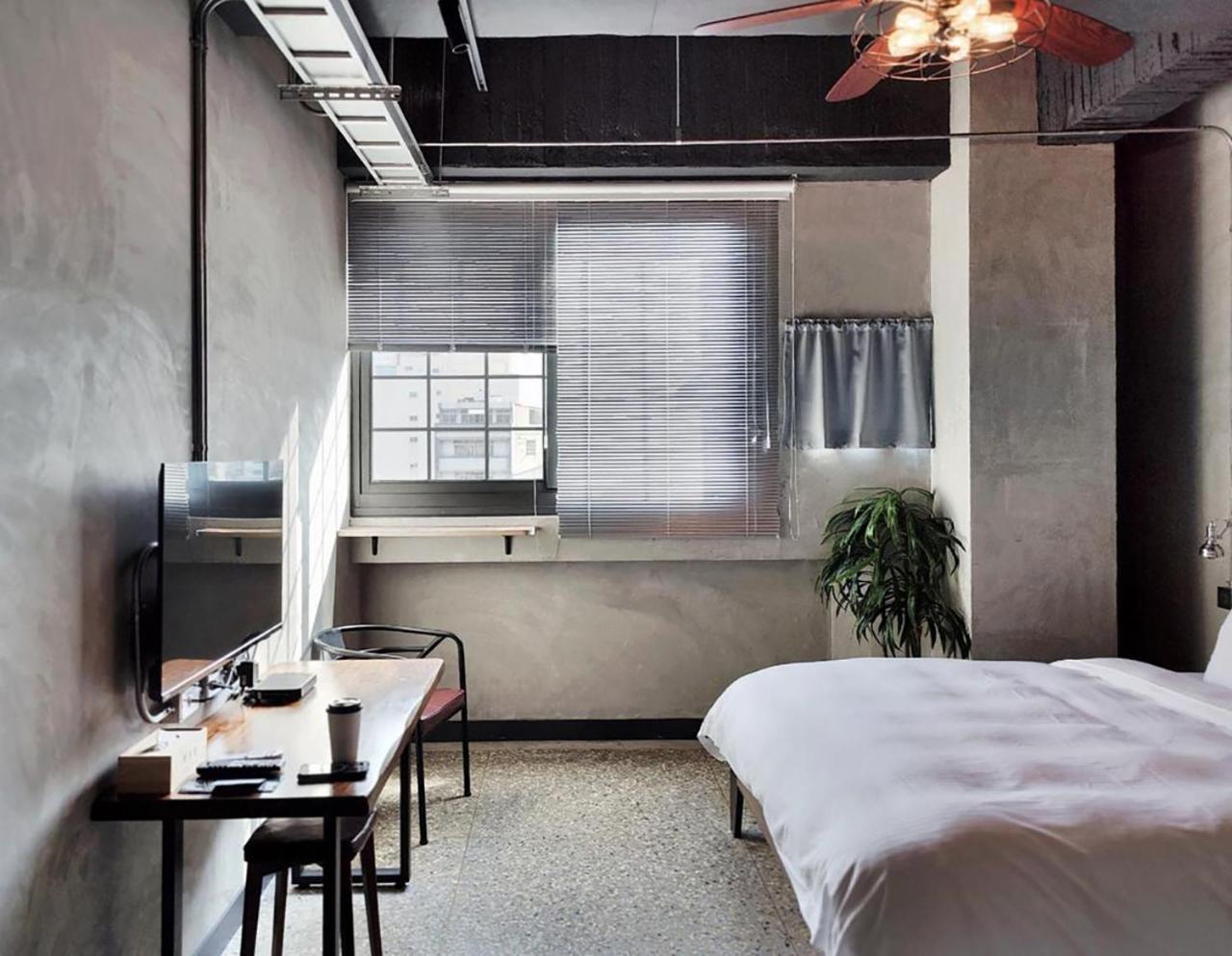 The Retro Tai-Pan Hotel Tainan Bagian luar foto