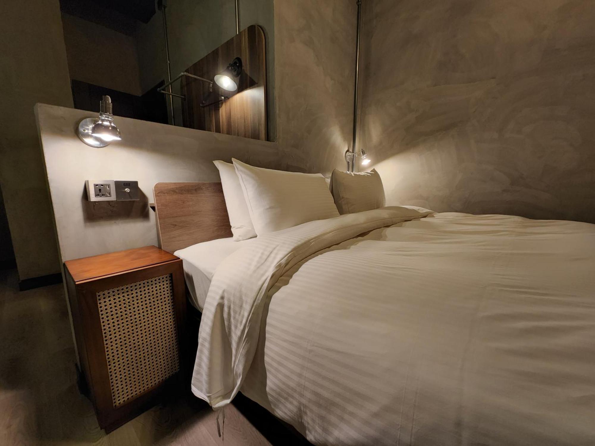 The Retro Tai-Pan Hotel Tainan Bagian luar foto